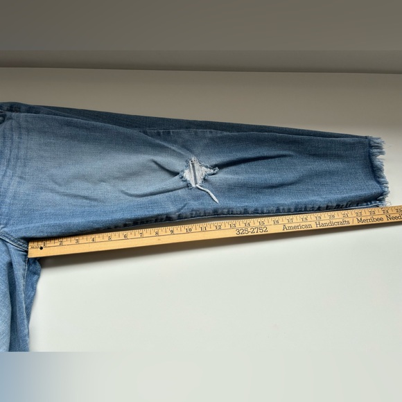 GAP girlfriend mid rise light wash jean - Picture 4 of 4